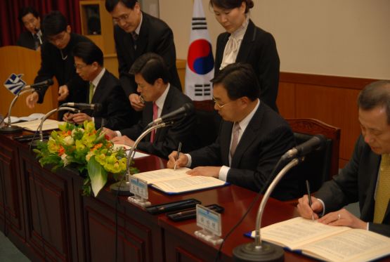 대한제강 오형근 사장이 서명을 하고 있다.
