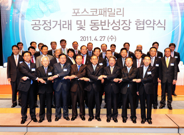 포스코는 27일 대치동 포스코센터에서 953개의 1-4차 협력기업과 공정거래 및 동반성장 협약식을 가지며
건전한 기업생태계 정착과 공정거래 문화 확산을 다짐했다. 이날 포스코는 동반성장 협약과 함께 1-2차 협력기업까지 공정거래 자율준수 프로그램 도입을 확대하기로 선포했다.
사진은 왼쪽부터 2차협력기업대표 이수현 청우피앤티 사장, 정병철 전경련 부회장, 김기문 중소기업중앙회 회장, 정준양 포스코 회장, 김동수 공정거래위원장, 정운찬 동반성장위원회 위원장, 이동근 대한상공회의소 부회장, 1차협력기업대표 나채홍 동주산업 사장
