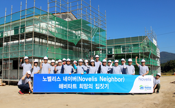 글로벌 알루미늄 압연 및 재활용 기업 노벨리스(아시아 대표 샤시 모드갈)가 오늘(14일) 오전 춘천에서 진행된 '해비타트 희망의 집짓기'에 동참했다. 매년 10월 세계 노벨리스 임직원이 참여하는 '지구촌 봉사의 달' 활동 일환으로 전개된 이번 희망의 집짓기에 참가한 노벨리스 아시아 임직원들이 포즈를 취하고 있다.