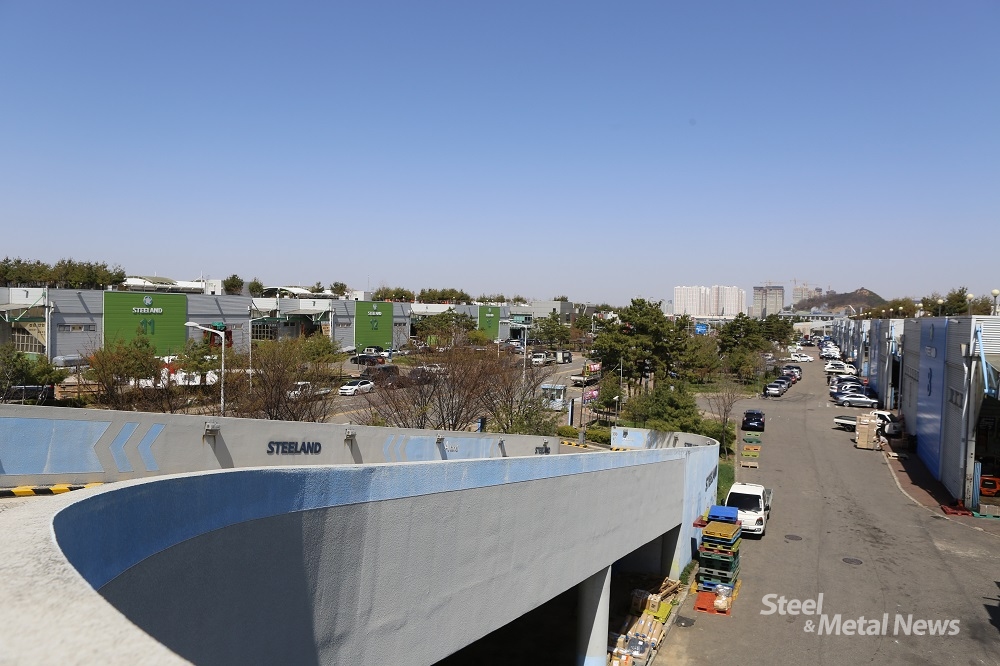 평일이지만 차량 이동이 많지 않아 다소 한산한 모습의 스틸랜드. (사진=뿌리뉴스)