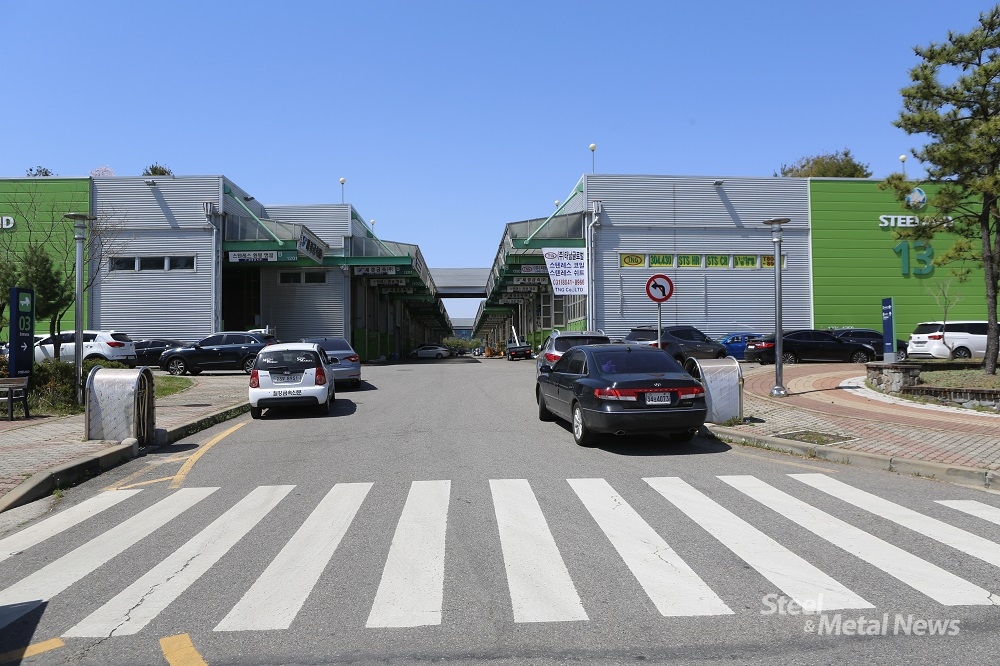 스틸랜드의 철강 유통상가. 업체 관계자들은 아직 경기회복을 체감하지 못하고 있다고 말했다. (사진=뿌리뉴스)