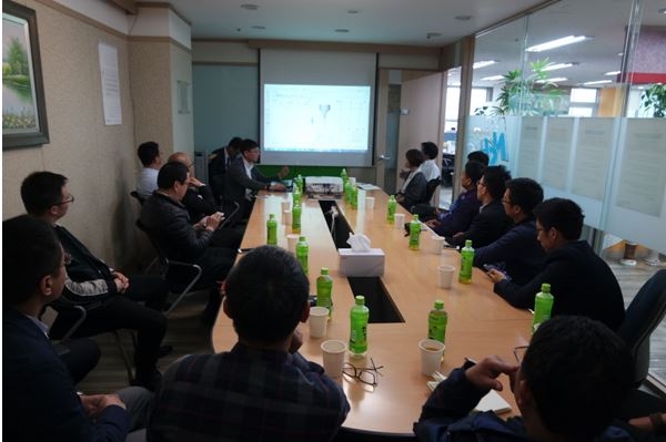 (주)나이스솔루션 본사를 방문한 중국 금형업계 관계자들. (사진=(주)나이스솔루션)