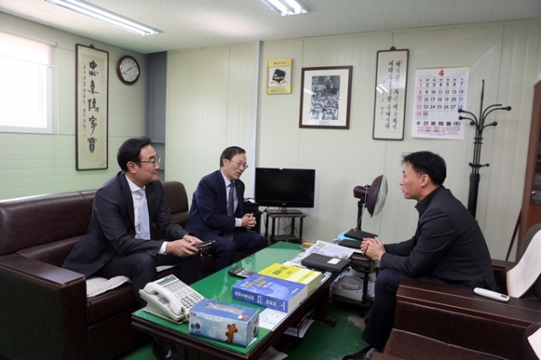 본지 송재봉 사장(발행인 겸 편집인, 사진 왼쪽에서 두 번째)과 배장호 전무(사진 왼쪽)가 4월 25일 백광에스티스틸을 예방하고 백승일 백광에스티스틸 대표이사(사진 오른쪽)와 환담을 나누고 있다.