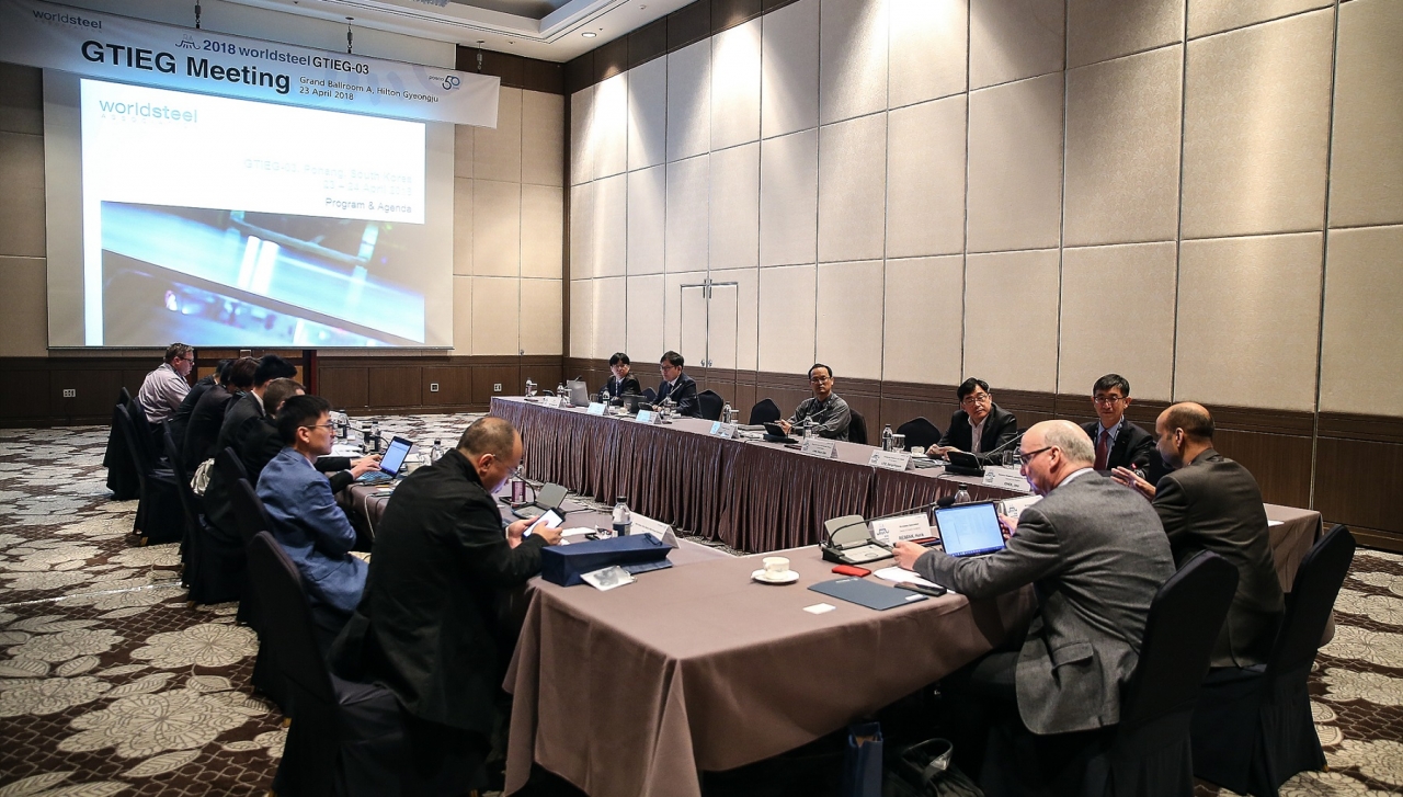 세계 주요 철강사 기술관련 임원들이 전문가 패널 토론을 하고 있다.