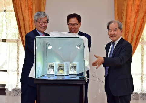 한국조폐공사는 5월 14일 덕수궁 중명전에서 국외 소재 문화재의 가치를 알리기 위한‘우리 품에 돌아온 문화재 시리즈’ 첫 번째 기념메달인 ‘주미 대한제국 공사관 기념메달’ 발표회를 갖고 판매를 시작했다. (사진=한국조폐공사)