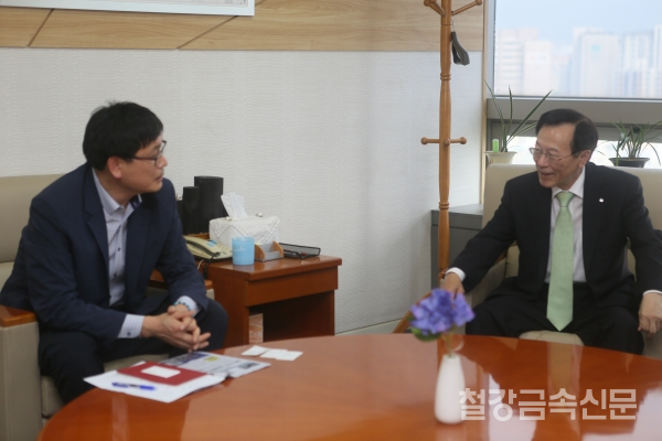 왼쪽부터 이민철 한국철강협회 부회장, 본지 송재봉 사장