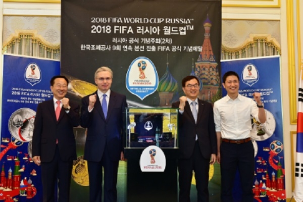 한국조폐공사는 25일 서울 주한 러시아대사관에서 ‘2018 FIFA 러시아 월드컵 공식 기념메달’ 발표회를 열었다. 사진 오른쪽부터 이영표 축구 해설위원, 조용만 한국조폐공사 사장, 알렉산드르 티모닌 주한 러시아 대사, 이제철 풍산화동양행 사장. (사진=한국조폐공사)