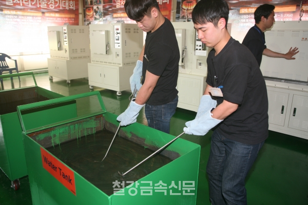 선수들이 제품을 물에 넣어 냉각을 하고 있다. (사진=철강금속신문)