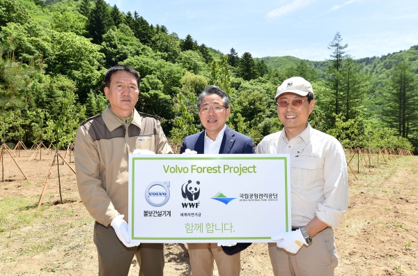 왼쪽부터 박재민 오대산국립공원 관리공단 자연보전과장, 양성모 볼보그룹코리아 대표, 윤세웅 WWF-Korea 대표