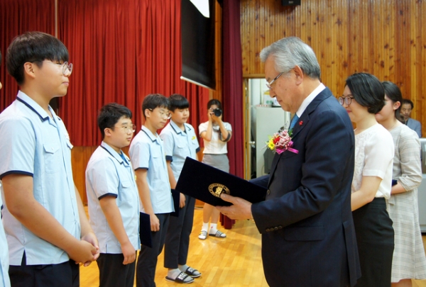 세운철강 신정택 회장이 21일 모교인 창녕군 대성중고등학교에 장학금을 전달했다. (사진제공=창녕군)