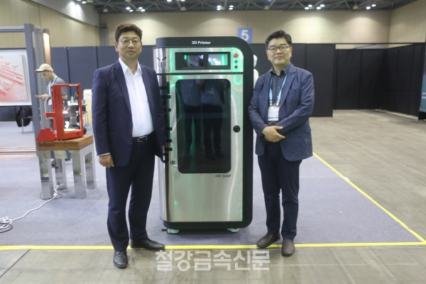 정우철(주) 세중정보기술 상무(좌측)와 장중식 국민대학교 교수(우측)이 3D프린터 신제품 ‘FPF 500P’를 소개하고 있다. (사진=철강금속신문)