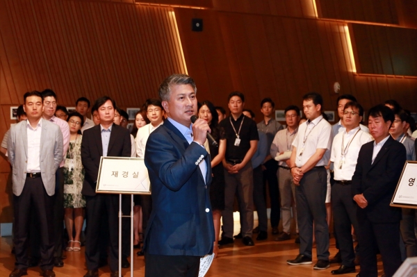 동국제강 장세욱 부회장이 창립 64주년 기념식에서 직원들에게 메시지를 전하고 있다. (사진제공=동국제강)