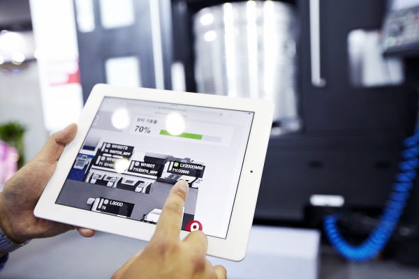 현대위아가 9일 러시아 예카테린부르크에서 열린 산업박람회 ‘이노프롬(INNOPROM)-2018’에서 발표한 스마트팩토리 IRIS의 모습. 원격으로 공작기계를 실시간 모니터링이 가능하다. (사진=현대위아)