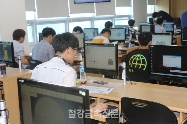 3D모델링 실기시험을 치르고 있는 참가선수들. (사진=철강금속신문)