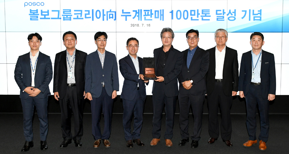 대치동 포스코센터 50주년 기념 홍보관에서 열린 이날 행사에는 볼보그룹코리아 아시아구매총괄 신동인 상무와 포스코 에너지조선마케팅실 서영기 실장 등 양사 임직원과 볼보그룹코리아의 주요 협력사인 건화 윤경화 사장, 삼현철강 최종빈 부사장 등이 참석했다.