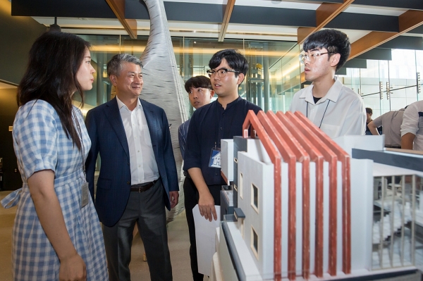 대상을 수상한 홍익대학교 팀이 직접 설계한 모형에 대해 설명하고 있는 모습(사진제공=동국제강)