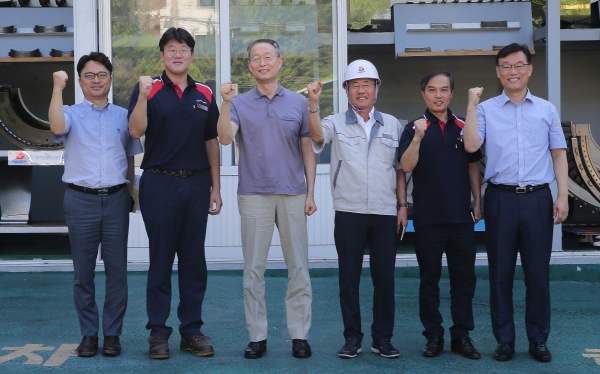 백운규 산업통상자원부 장관의 뿌리기업 터보파워텍 방문 기념사진. (사진=산업통상자원부)