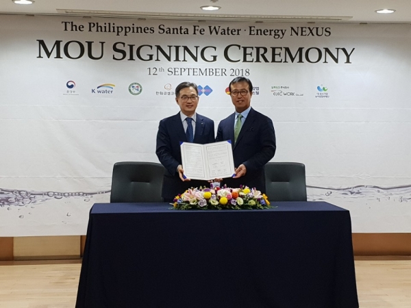 대동강업·대동솔라(대표 천인수, 오른쪽)가 필리핀 세부주 산타페시와 수상태양광 시범사업 추진을 위한 업무협약을 체결했다.