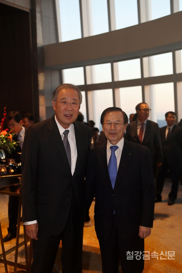 국내 최대의 신동업체인 풍산(회장 류진)이 올해 창립 50주년을 기념하여 2일 오후 8시 잠실 롯데콘서트홀에서 현역 최고의 마에스트로로 불리는 사이먼 래틀(Simon Rattle)이 이끄는 런던 심포니 오케스트라(London Symphony Orchestra, LSO) 초청공연을 가졌다.  류진 풍산 회장이 공연에 앞서 리셉션 행사에서 손님들과 환담을 나누고 있다.