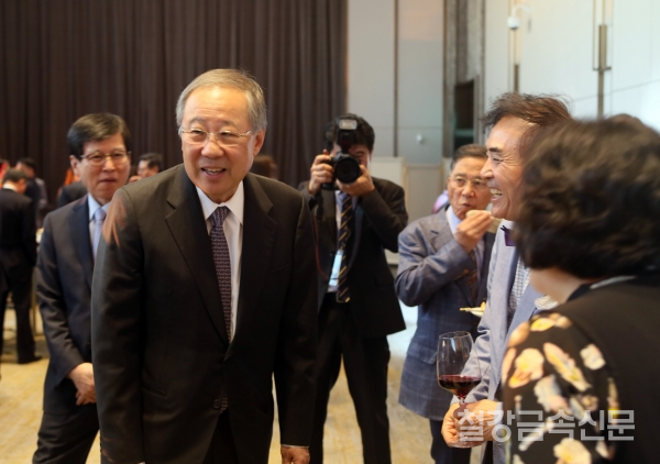 국내 최대의 신동업체인 풍산(회장 류진)이 올해 창립 50주년을 기념하여 2일 오후 8시 잠실 롯데콘서트홀에서 현역 최고의 마에스트로로 불리는 사이먼 래틀(Simon Rattle)이 이끄는 런던 심포니 오케스트라(London Symphony Orchestra, LSO) 초청공연을 가졌다.  류진 풍산 회장이 공연에 앞서 리셉션 행사에서 손님들과 환담을 나누고 있다.