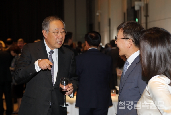 국내 최대의 신동업체인 풍산(회장 류진)이 올해 창립 50주년을 기념하여 2일 오후 8시 잠실 롯데콘서트홀에서 현역 최고의 마에스트로로 불리는 사이먼 래틀(Simon Rattle)이 이끄는 런던 심포니 오케스트라(London Symphony Orchestra, LSO) 초청공연을 가졌다.  류진 풍산 회장이 공연에 앞서 리셉션 행사에서 손님들과 환담을 나누고 있다.