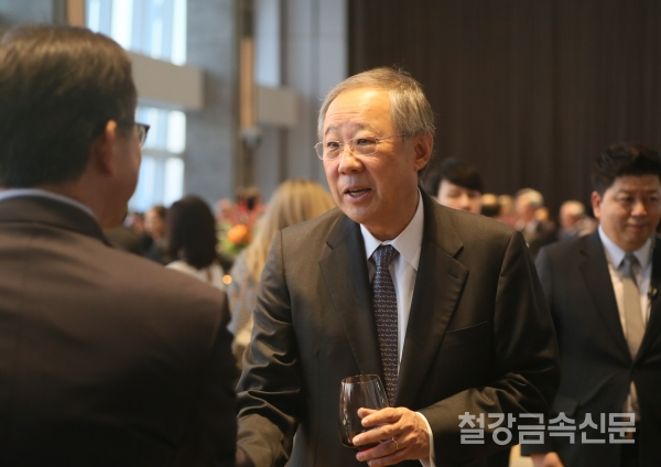 국내 최대의 신동업체인 풍산(회장 류진)이 올해 창립 50주년을 기념하여 2일 오후 8시 잠실 롯데콘서트홀에서 현역 최고의 마에스트로로 불리는 사이먼 래틀(Simon Rattle)이 이끄는 런던 심포니 오케스트라(London Symphony Orchestra, LSO) 초청공연을 가졌다.  류진 풍산 회장이 공연에 앞서 리셉션 행사에서 손님들과 환담을 나누고 있다.