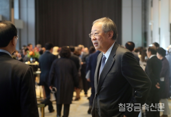 국내 최대의 신동업체인 풍산(회장 류진)이 올해 창립 50주년을 기념하여 2일 오후 8시 잠실 롯데콘서트홀에서 현역 최고의 마에스트로로 불리는 사이먼 래틀(Simon Rattle)이 이끄는 런던 심포니 오케스트라(London Symphony Orchestra, LSO) 초청공연을 가졌다.  류진 풍산 회장이 공연에 앞서 리셉션 행사에서 손님들과 환담을 나누고 있다.