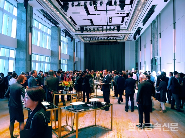 국내 최대의 신동업체인 풍산(회장 류진)이 올해 창립 50주년을 기념하여 2일 오후 8시 잠실 롯데콘서트홀에서 현역 최고의 마에스트로로 불리는 사이먼 래틀(Simon Rattle)이 이끄는 런던 심포니 오케스트라(London Symphony Orchestra, LSO) 초청공연을 가졌다.  류진 풍산 회장이 공연에 앞서 리셉션 행사에서 손님들과 환담을 나누고 있다.