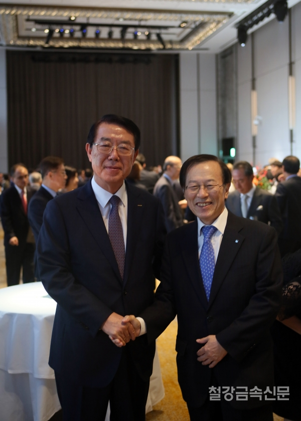 국내 최대의 신동업체인 풍산(회장 류진)이 올해 창립 50주년을 기념하여 2일 오후 8시 잠실 롯데콘서트홀에서 현역 최고의 마에스트로로 불리는 사이먼 래틀(Simon Rattle)이 이끄는 런던 심포니 오케스트라(London Symphony Orchestra, LSO) 초청공연을 가졌다.  류진 풍산 회장이 공연에 앞서 리셉션 행사에서 손님들과 환담을 나누고 있다.