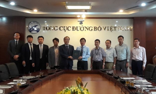 이교선 KICT 부원장(왼쪽부터 다섯 번째), Nguyen Manh Thang 베트남 교통부 도로총국 부총국장(왼쪽부터 여섯 번째) 사진제공 = 건설연