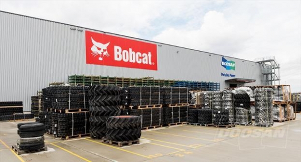 두산밥캣이 독일 할레에 건설기계 부품공급센터를 오픈하고 본격적인 운영을 시작했다.