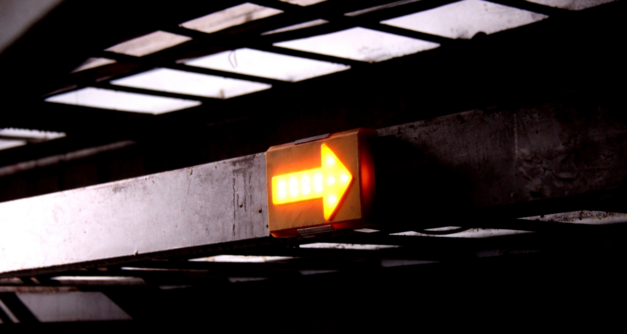 사진은 용광로의 통신선, 전선 등이 지나가는 관로인 ‘지하 칼버트(Culvert)’에 방향표시등이 설치된 모습