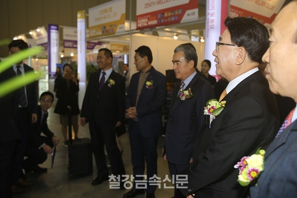 주요 내빈들이 참가업체의 설명을 듣고 있다. (사진=철강금속신문)