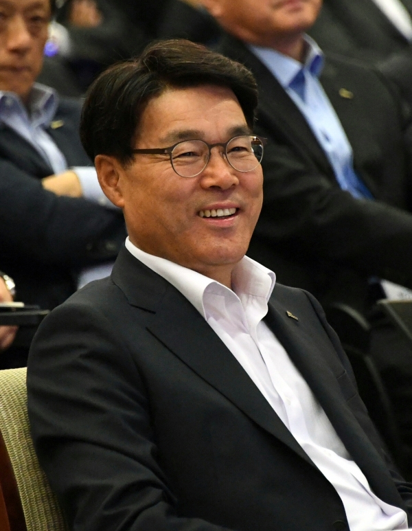 최정우 회장이 ‘With POSCO 경영개혁 실천대회’에서 발표를 경청하며 웃고 있는 모습