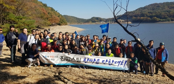 진방스틸 임직원들이 최근 포항시 남구 대송면 소재 가운누리 아이들과 함께 오어사 일원에서 다양한 이벤트로 즐거운 시간을 보내 참 봉사를 실천했다.