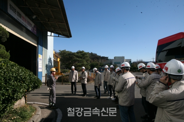 교육 참가자들이 봉강공장 앞에서 회사 관계자에게 설명을 듣고 있다. (사진=철강금속신문)