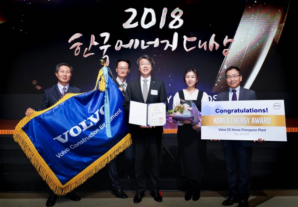 지난 27일 여의도 63컨벤션센터에서 진행된 ‘2018 한국 에너지 대상’ 시상식에 참석한 볼보건설기계코리아 최종원 부사장을 비롯한 임직원들이 기념사진을 촬영하고있다.