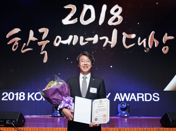 지난 27일 여의도 63컨벤션센터에서 진행된 ‘2018 한국 에너지 대상’ 시상식에 참석한 볼보건설기계코리아 최종원 부사장이 기념사진을 촬영하고 있다.