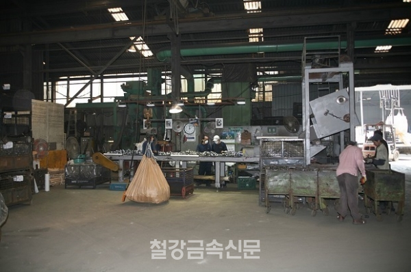 고용노동부는 1월 3일부터 외국인근로자 고용허가신청서 접수를 시작한다. 사진은 인천 경서단지 내 주물공장에서 근무 중인 외국인 노동자들. (사진=철강금속신문)