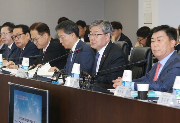 경영계에서는 최저임금 인상과 노동시간 단축의 부작용을 막기 위해 임금체계 개편과 정책의 속도 조절 등이 필요하다고 주장한다. 사진은 중소기업중앙회가 주관한 ‘고용노동부 장관 초청 중소기업인 간담회’. (사진=중소기업중앙회)