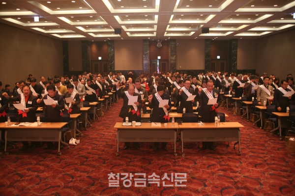 앞으로 최저임금 등 인건비 인상분을 납품단가에 반영할 수 있게 된다. 사진은 지난해 2월 열린 주물조합 총회에서 진행된 ‘납품단가 정상화 결의대회’ (사진=철강금속신문)