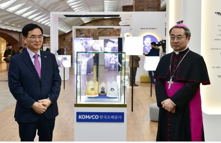 한국조폐공사는 김수환 추기경 선종 10주년을 맞아 11일 명동대성당 1898광장에서 기념메달 3종을 선보였다. (사진=한국조폐공사)