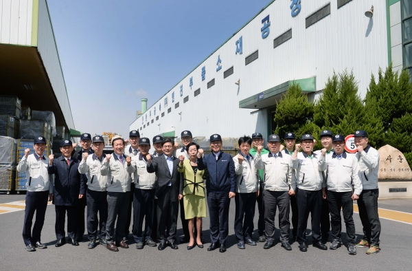 성윤모 산업통상자원부 장관의 한주금속 엔진공장 방문 기념촬영. (사진=산업통상자원부)