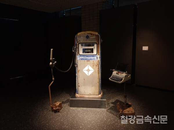 네번째 전시품 ‘데이터 펌프 잭(Data Pump Jack)’