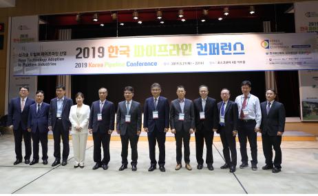 한국철강협회는 5월 21일 서울 포스코센터에서 ‘2019 한국파이프라인 컨퍼런스’를 개최했다. (사진 좌측부터 귀빈 기념촬영에 나선 현대제철 김기백 상무, 성원제강 김재학 대표, 포스코 안상복 상무, 북방경제협력위원회 김효선 분과장, JYL 이재영 수석, 세아제강 김석일 대표, 한국가스공사 이성민 원장, 넥스틸 백효종 상무, JYL 이범노 박사, 철강협회 손정근 상무, Genesis 최석주 박사, Technip 윤기재 박사)