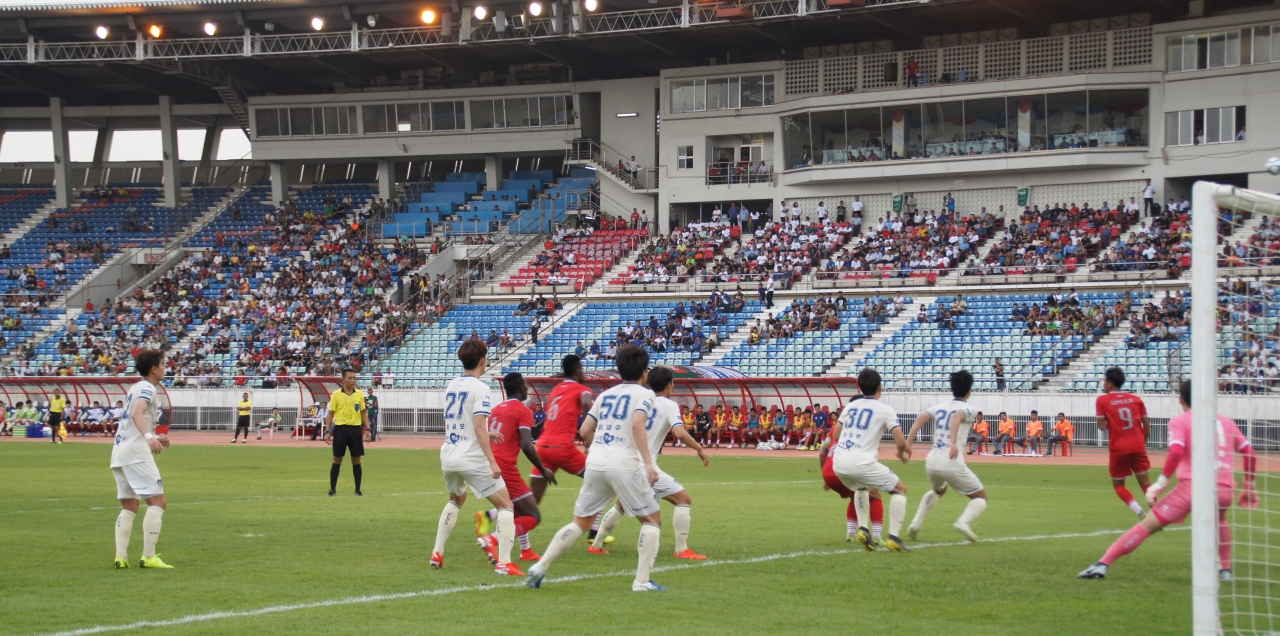 포항스틸러스가 미얀마 프로축구팀과 친선경기를 하고있는 모습