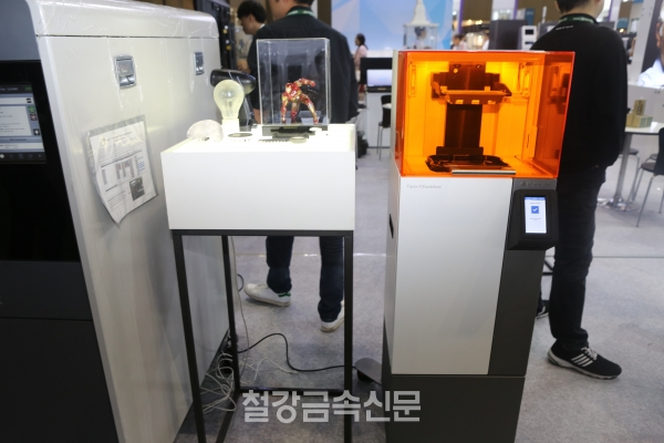 세중정보기술이 전시한 플라스틱 3D프린터 ‘Figure 4 Standalone’. (사진=철강금속신문)