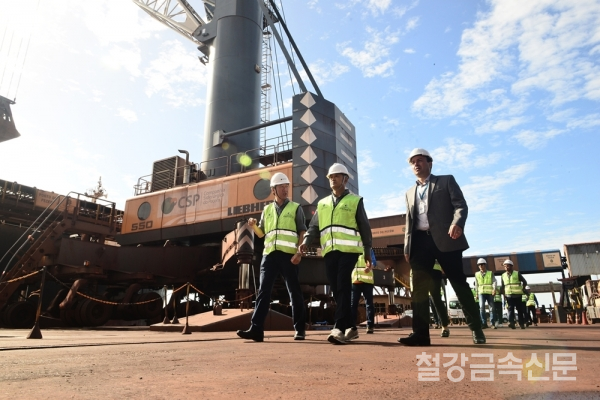 동국제강 장세주 회장이 브라질 CSP 제철소 송원부두를 점검 방문했다./사진제공=동국제강