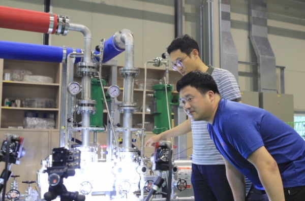 한국기계연구원 시스템다이나믹스연구실 연구진이 머신 비전 진단을 위해 급수펌프 진단용으로 설치한 카메라를 점검하고 있다. (사진=기계연구원)