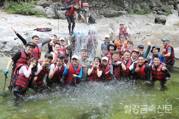 장세욱 동국제강 부회장(좌측에서 다섯번째)과 장광선 2사단장(좌측에서 네번째)을 비롯한 동국제강 임직원과 2사단 장병들이 방태산 계곡에서 트래킹 도중 휴식을 취하며 기념촬영을 하고 있다. (사진제공=동국제강)